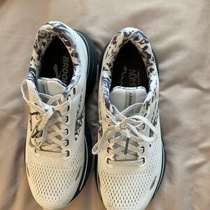 Like new brooks ghost!